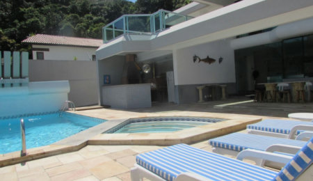 Casa de Alto Padrão com 5 Suítes e Lazer Completo– Guarujá