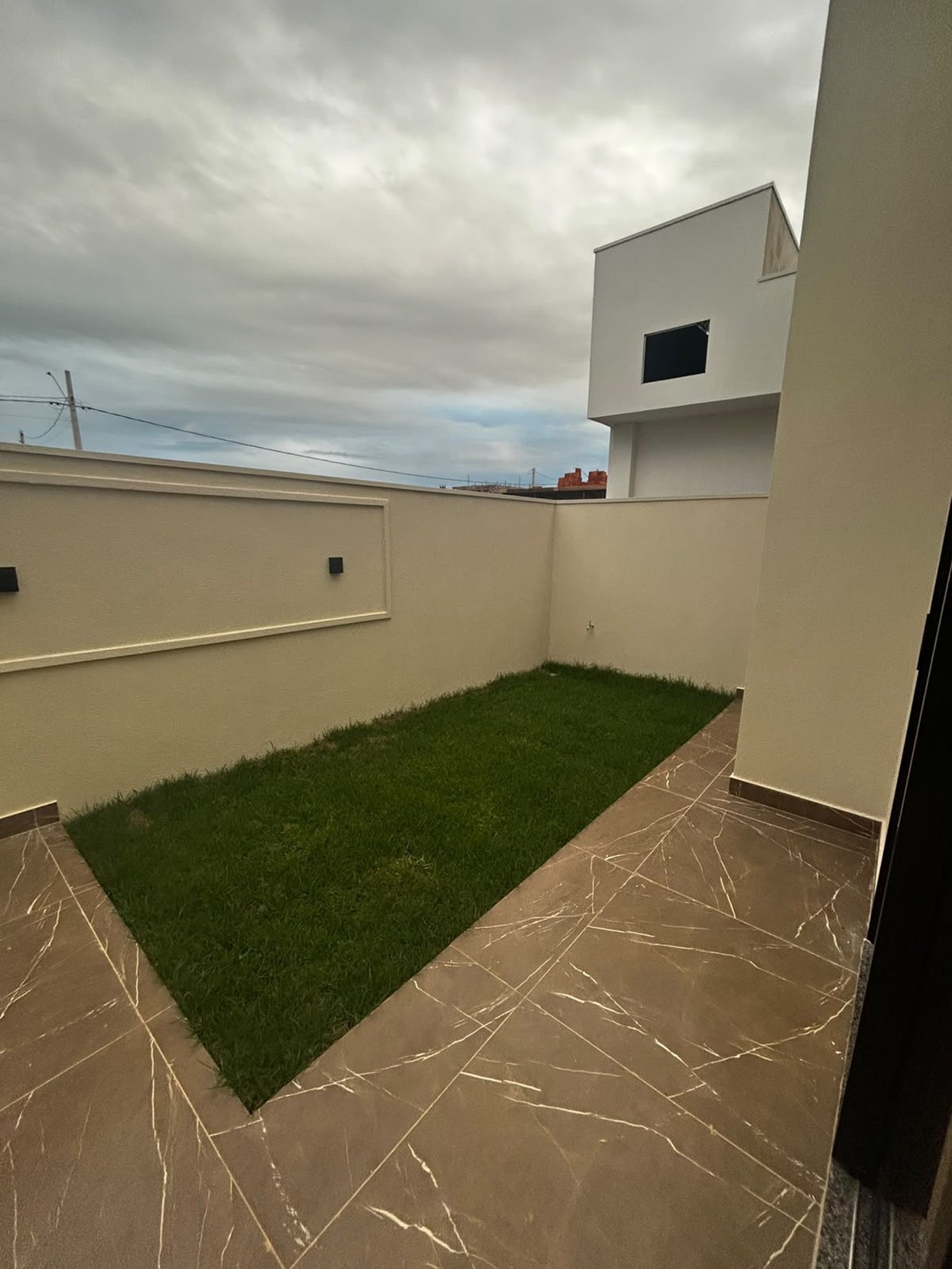 Casa à venda com 3 quartos, sendo 1 suíte,  no condomínio Terra Ville, Três Lagoas - MS