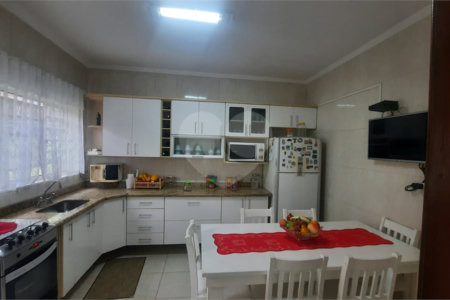 Casa à venda com 4 quartos, sendo 1 suíte,  em Vila Rosália, Guarulhos, SP