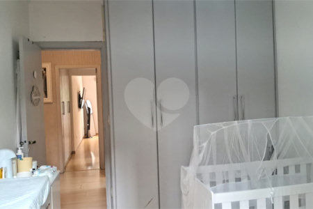 Apartamento a venda na Aclimação com 4 dormitórios e 2 vagas.