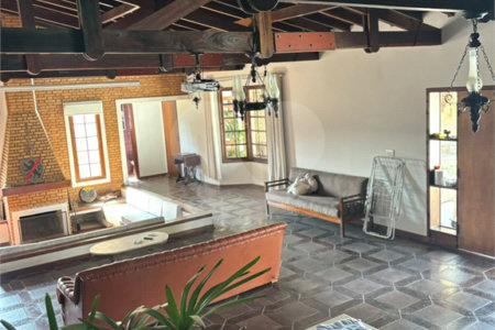 Casa à venda ou para alugar com 4 quartos, sendo 3 suítes,  em Jardim Estância Brasil, Atibaia, SP