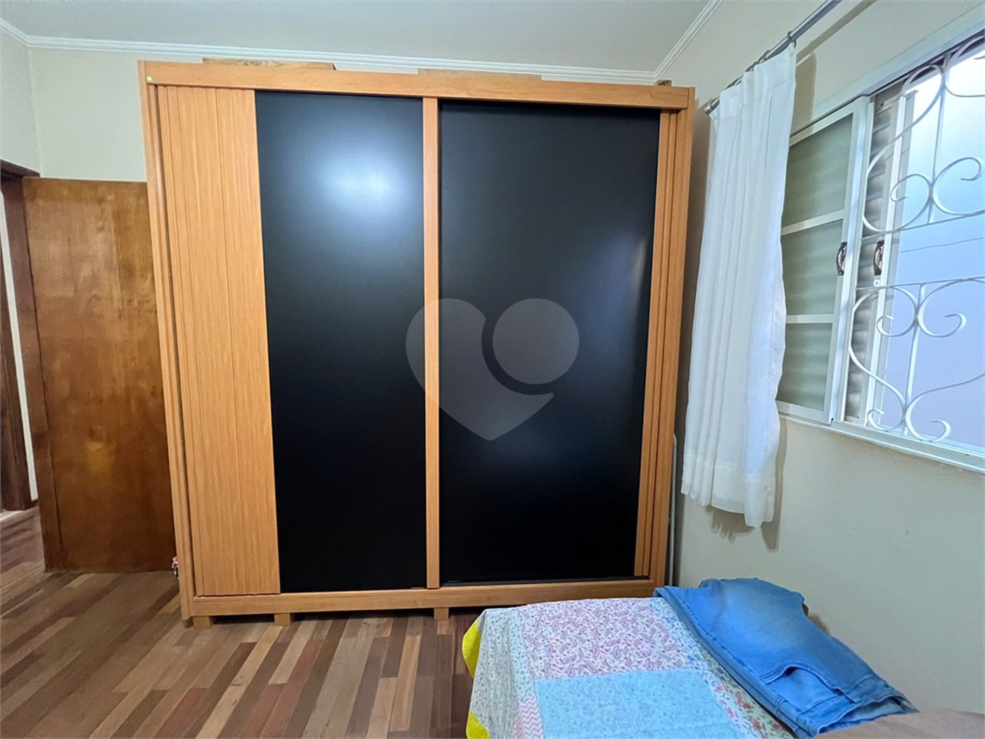 Ampla casa no condomÍnio Parque Fehr, contendo: