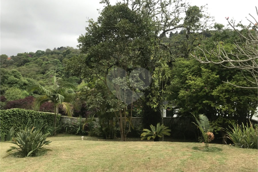 Sobrado à venda com 3 suítes em Serra da Cantareira, Mairiporã, SP