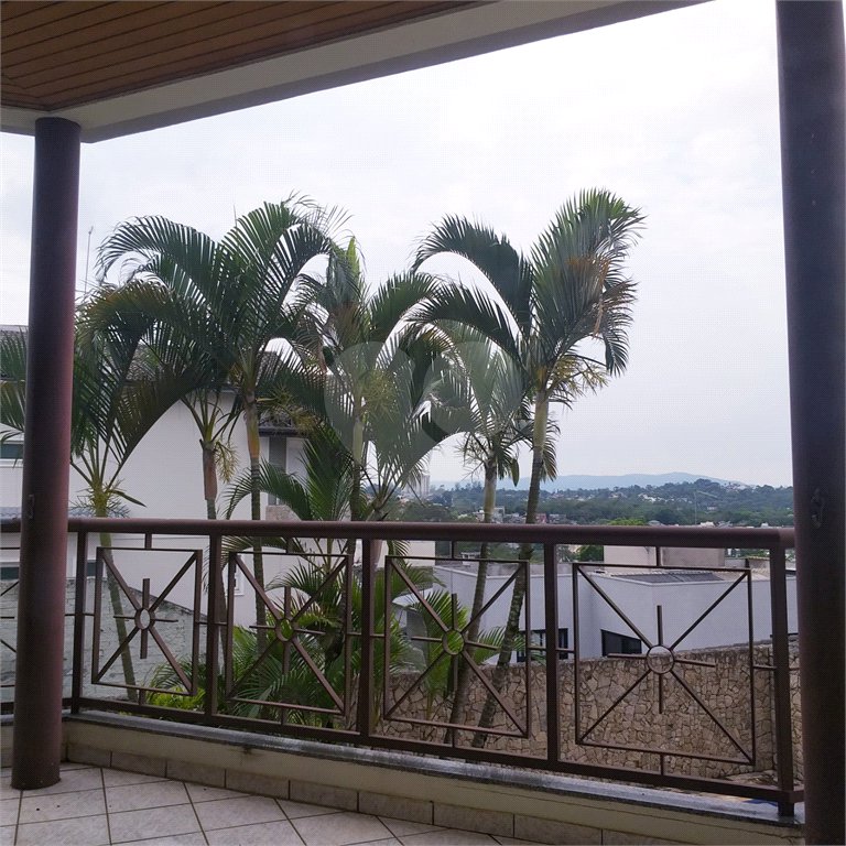 Casa à venda com 4 quartos, sendo 3 suítes, no condomínio Arujá 5, Arujá - SP