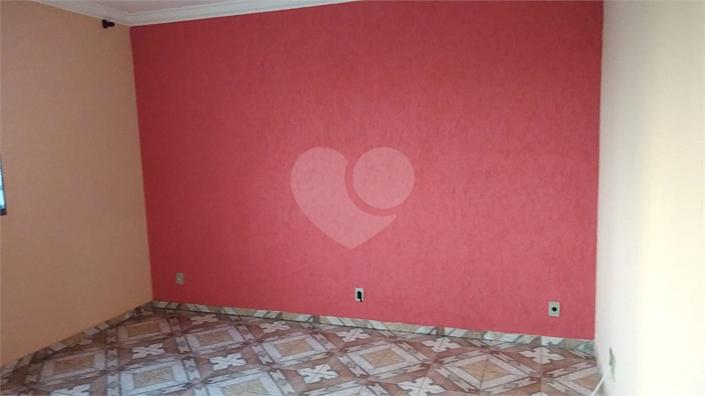 Casa Térrea com 3 dormitórios, sendo 1 suíte.