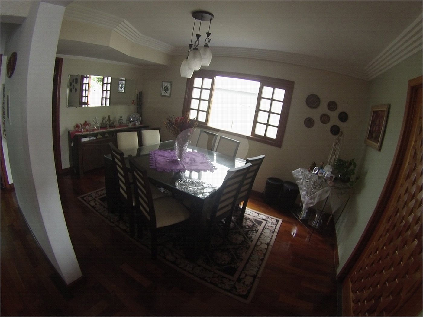 Sobrado com 4 quartos sendo 2 suítes.