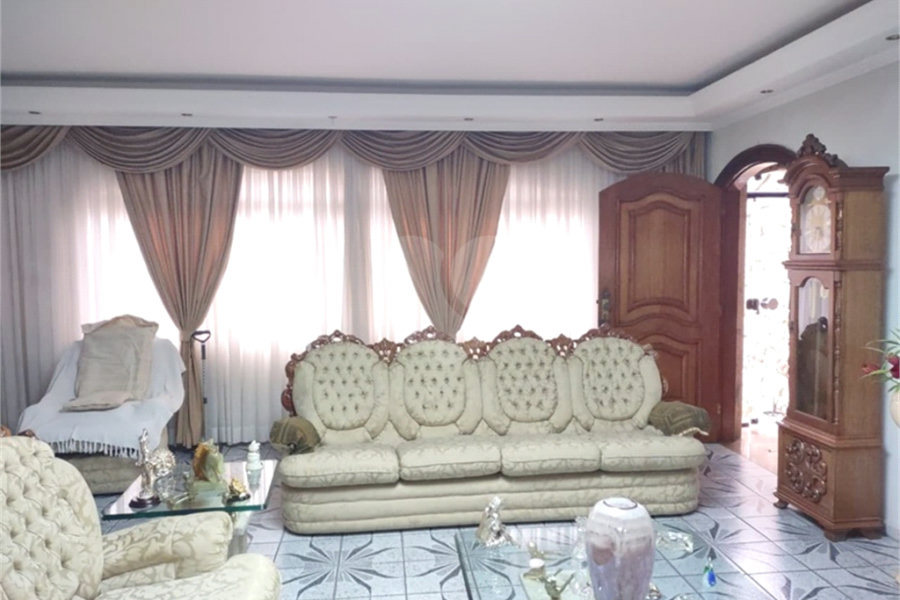 Casa à venda com 3 quartos, sendo 1 suíte, no condomínio Vila Paiva, São Paulo - SP
