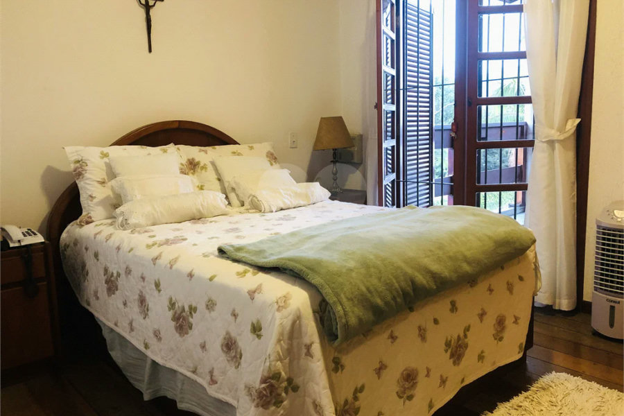 SOBRADO A VENDA NO TREMEMBÉ - 3 DORMS. (1 SUÍTE) E 5 VAGAS