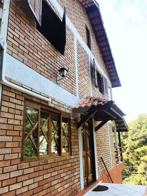 Casa à venda ou para alugar com 3 quartos, sendo 1 suíte, no condomínio Parque Suiça, Caieiras - SP