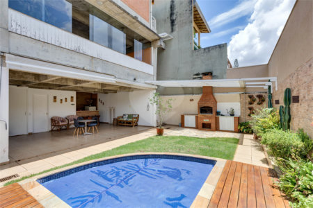 Sobrado à venda com 4 quartos, sendo 1 suíte, em Alto da Boa Vista, São Paulo, SP