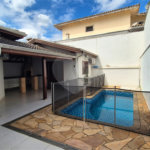 Casa à venda com 4 quartos, sendo 2 suítes, no condomínio Residencial Grape Village, Vinhedo - SP