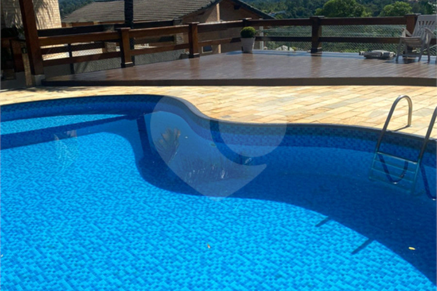 Casa à venda com 5 quartos, sendo 4 suítes, no condomínio Lago do Imperador, Mairiporã - SP