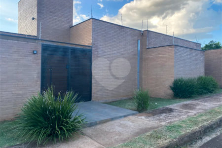 Casa Térrea com Acabamento em Tijolo Aparente e Quintal Amplo - Próximo ao Shopping Iguatemi