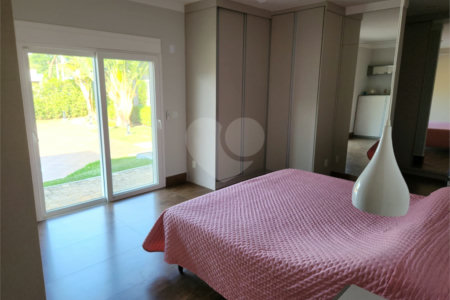 Casa à venda com 4 quartos, sendo 3 suítes, no condomínio Terras de Mont Serrat, Salto - SP