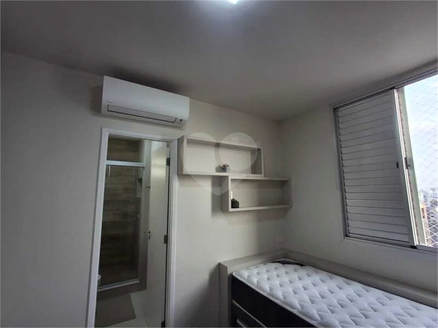 Apartamento totalmente decorado em Moema com 70 m2 , 2 quartos, 2 suítes e 2 vagas, ambientes com ar condicionado.