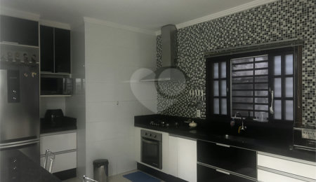 Sobrado à venda com 3 quartos, sendo 1 suíte,  em Vila Romanópolis, Ferraz de Vasconcelos, SP
