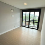 Sobrado de alto padrão no Swiss Park, totalmente reformado, com 4 suítes, piscina, elevador, espaço gourmet, 4 vagas e condomínio com lazer completo.
