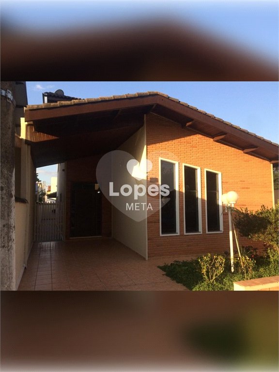 Casa à venda com 3 quartos, sendo 1 suíte, no condomínio Eldourado, São José dos Campos - SP
