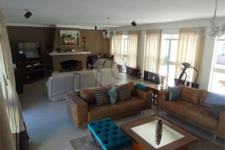 Casa à venda com 5 quartos, sendo 2 suítes,  em Vila Oliveira, Mogi das Cruzes, SP