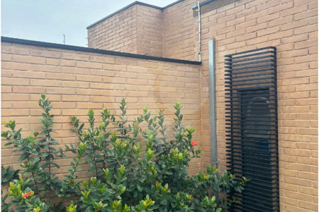 Casa Térrea com Acabamento em Tijolo Aparente e Quintal Amplo - Próximo ao Shopping Iguatemi