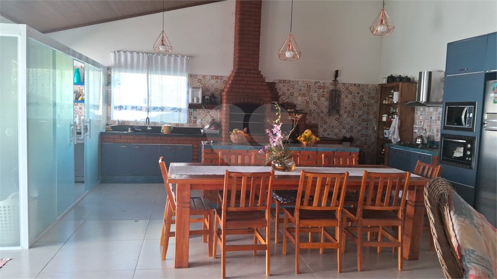 Casa à venda com 5 quartos, sendo 1 suíte, no condomínio Village da Serra, Araçoiaba da Serra - SP