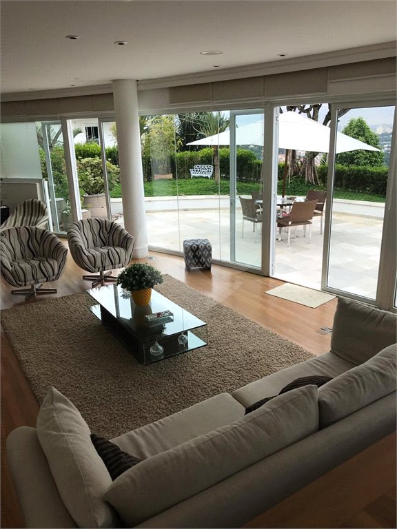 Casa à venda com 4 quartos, sendo 8 suítes, no condomínio Residencial Jd. Ibiratiba, São Paulo - SP