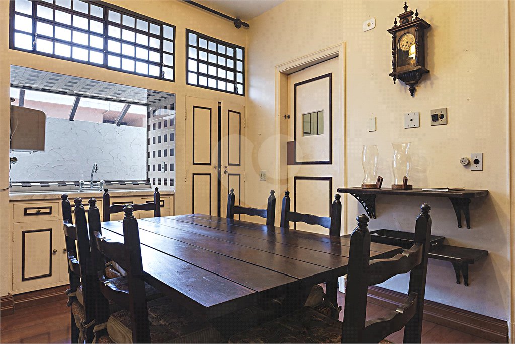 Casa à venda com 4 quartos, sendo 2 suítes, em Alto de Pinheiros, São Paulo, SP