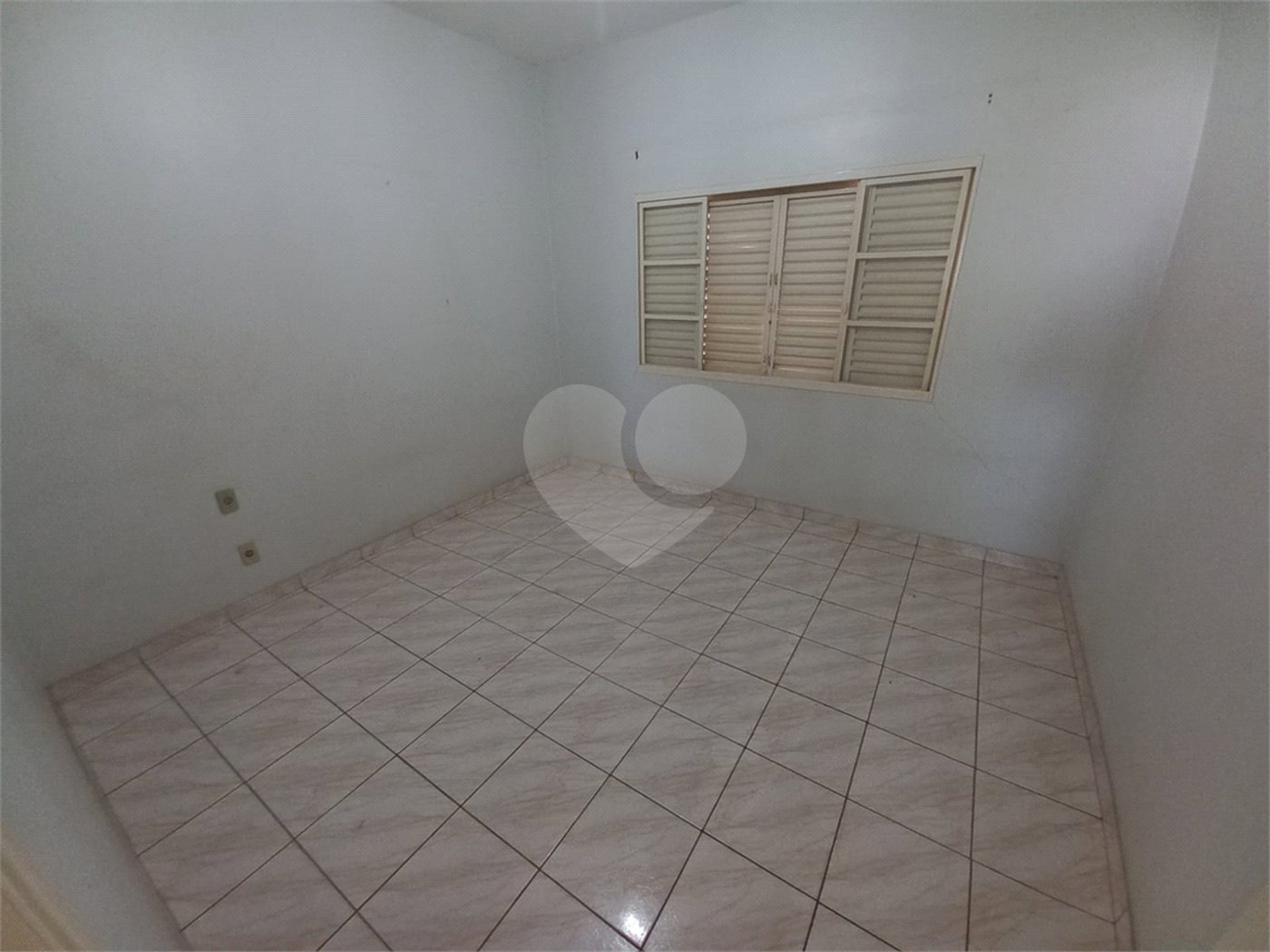 Casa Térrea com 3 dormitórios, sendo 1 suíte.
