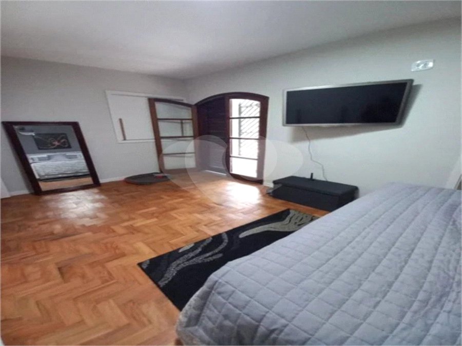 Casa de 85m2 com 3 dormitórios e 2 vagas de garagem localizado no Bosque da Saúde