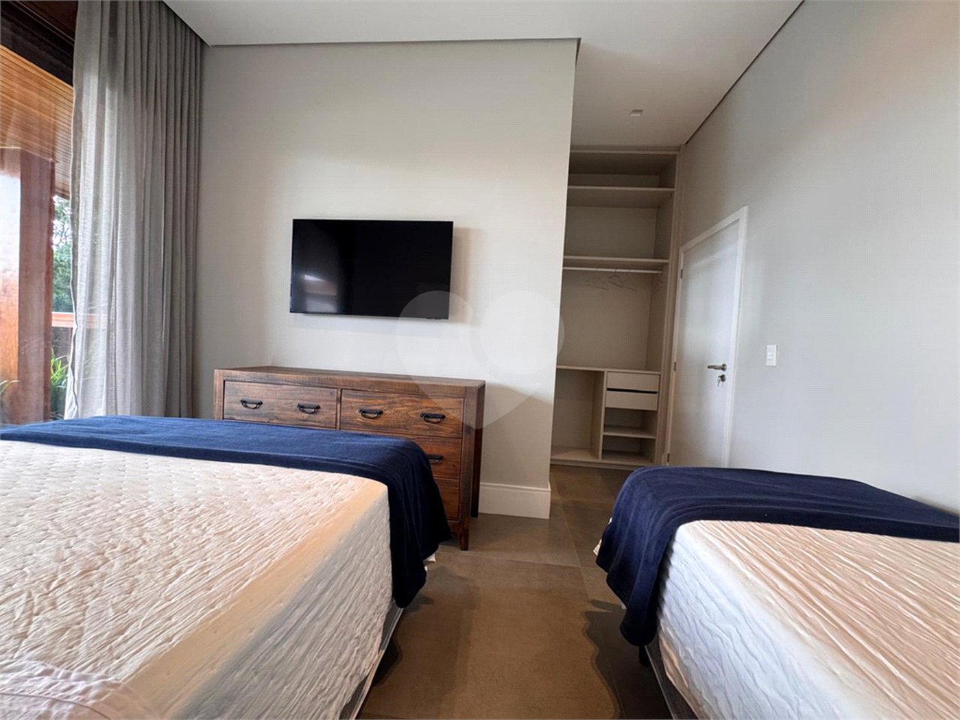 Casa à venda com 6 suítes no condomínio Vila Pinhal, Itirapina - SP