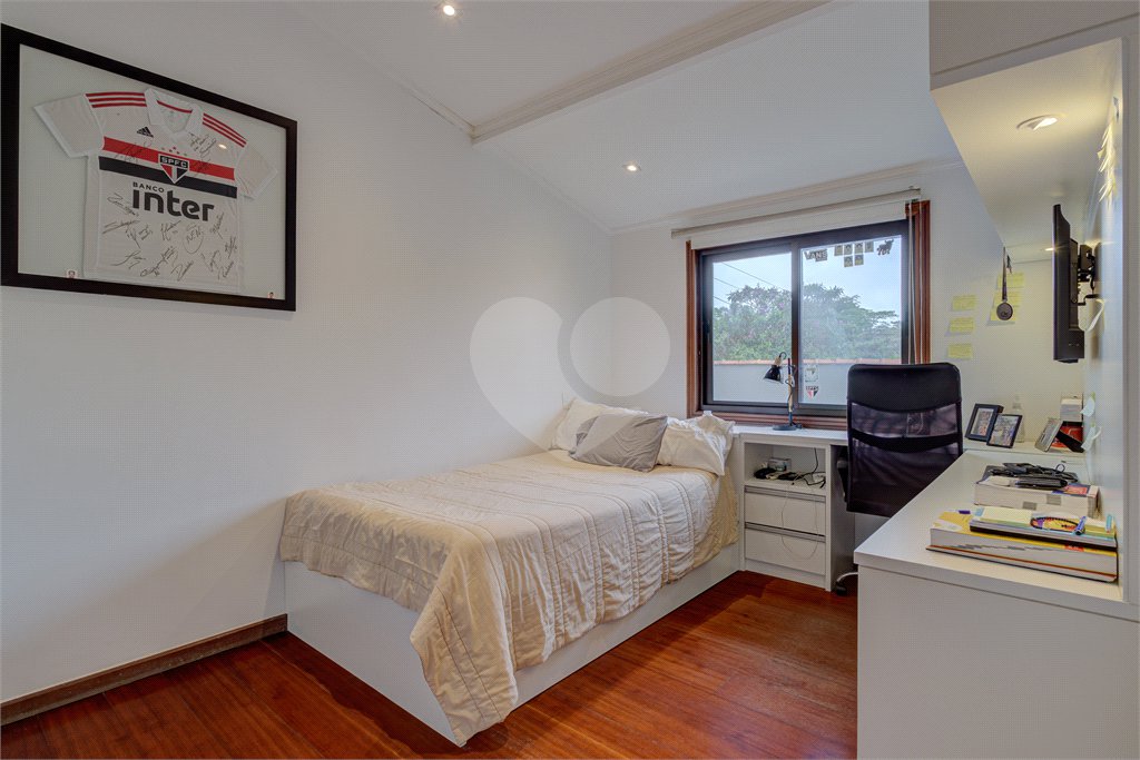 Casa à venda com 4 quartos, sendo 2 suítes, no condomínio Vila Antonieta, São Paulo - SP