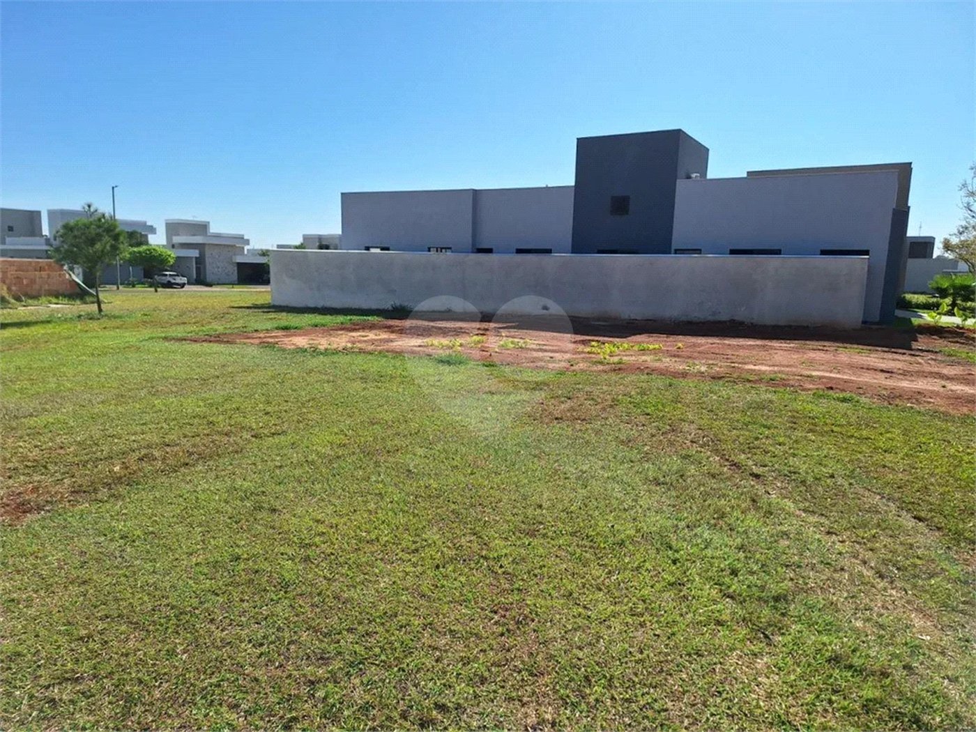 Terreno no Cyrela, plano e próximo do clube.