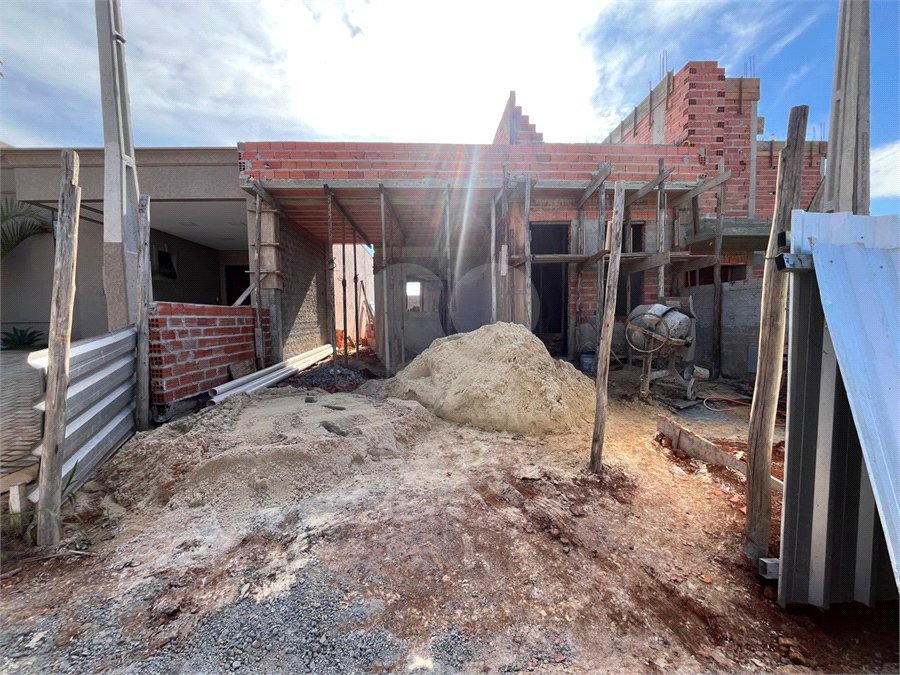 Casa à venda com 2 quartos, sendo 1 suíte,  no condomínio Tivolli, Itapetininga - SP