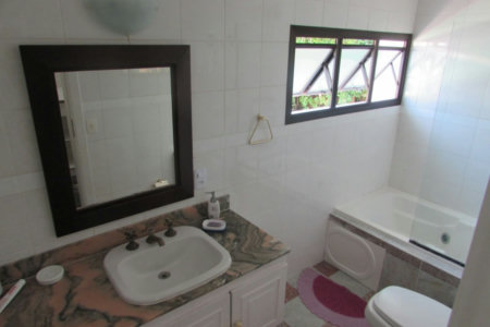 Casa de Alto Padrão com 5 Suítes e Lazer Completo– Guarujá