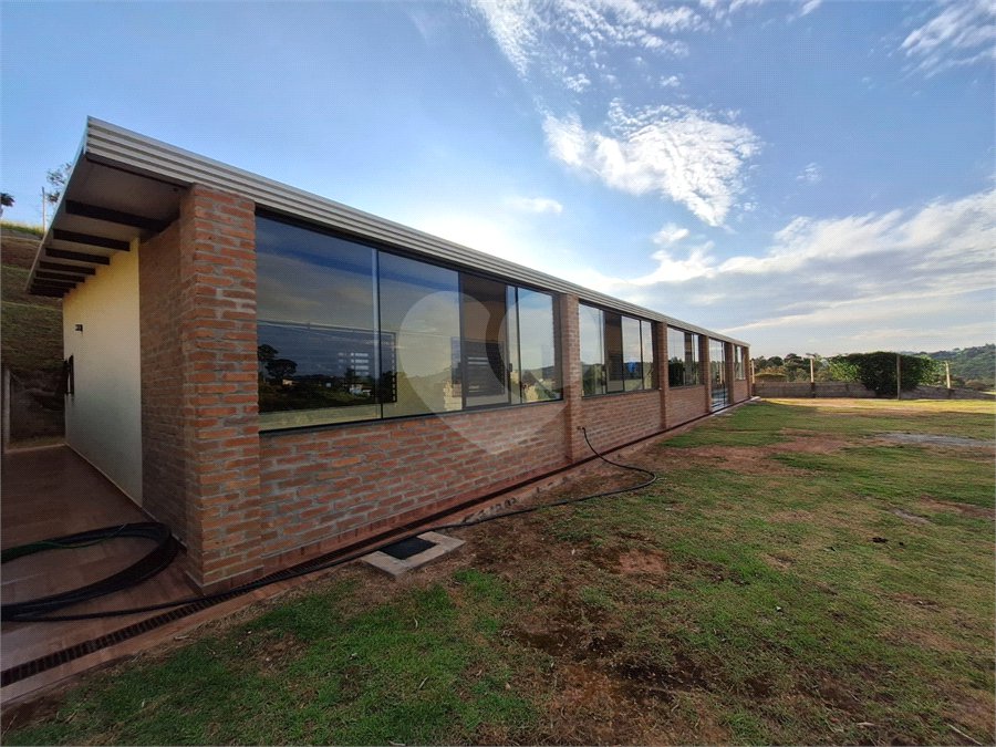 Chácara à venda com 4 quartos, sendo 2 suítes, em Recanto das Acácias, São Roque, SP