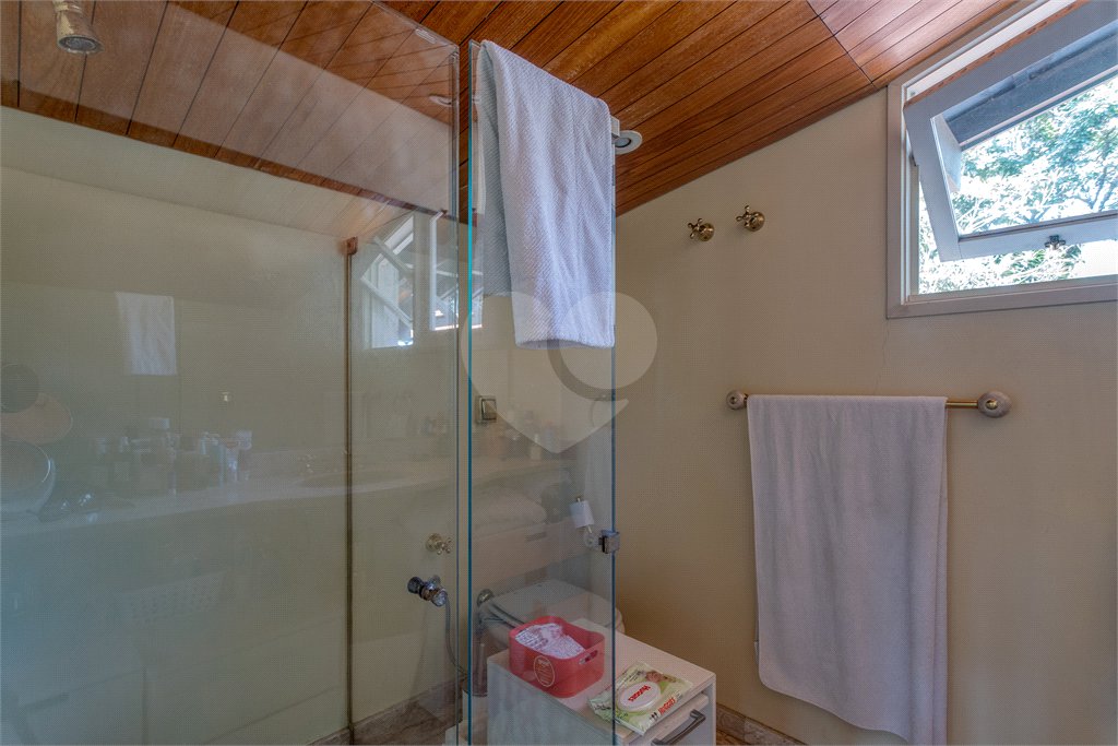 Casa à venda com 6 quartos, sendo 2 suítes, no condomínio Chácara Flora, São Paulo - SP