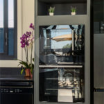 Indaiatuba - Quintas da Terracota - 1252 m² de terreno - casa térrea com 514 m² de área construída -3 vagas de garagem cobertas e 3 descobertas Lavabo - Sala de estar e jantar amplas e integradas - Escritório privativo - Cozinha toda equipada com geladeira, forno, micro-ondas, lava-louças,
