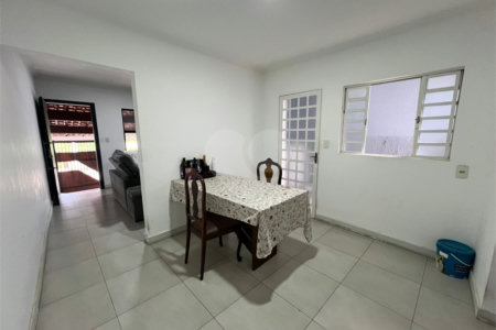 Sobrado à venda com 3 quartos, sendo 1 suíte, em Lopes de Oliveira, Sorocaba, SP