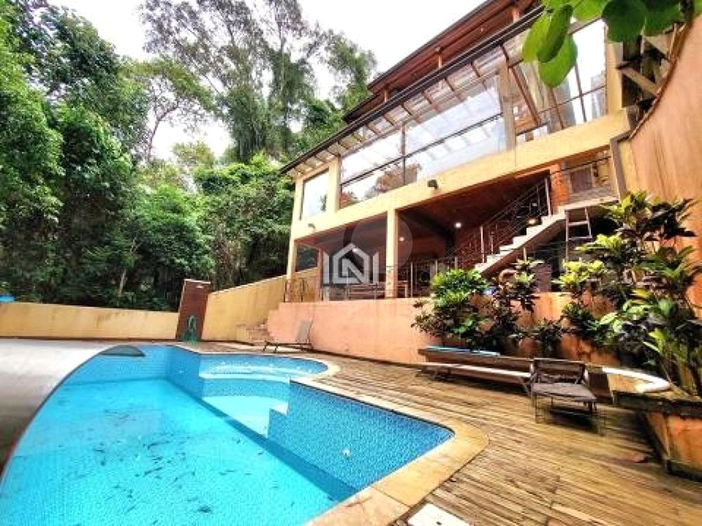 Casa à venda com 4 quartos, sendo 3 suítes,  em Transurb, Itapevi, SP
