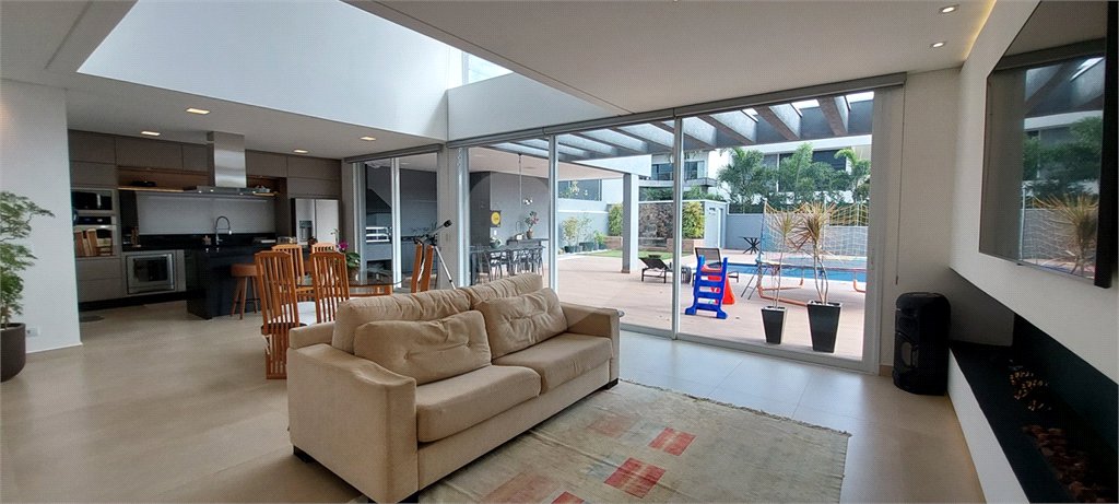 Casa à venda ou para alugar com 4 suítes no condomínio Figueira Garden, Atibaia - SP