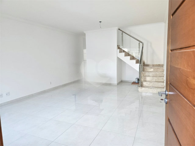 Sobrado à venda com 3 quartos, sendo 1 suíte,  em Vila Romero, São Paulo, SP