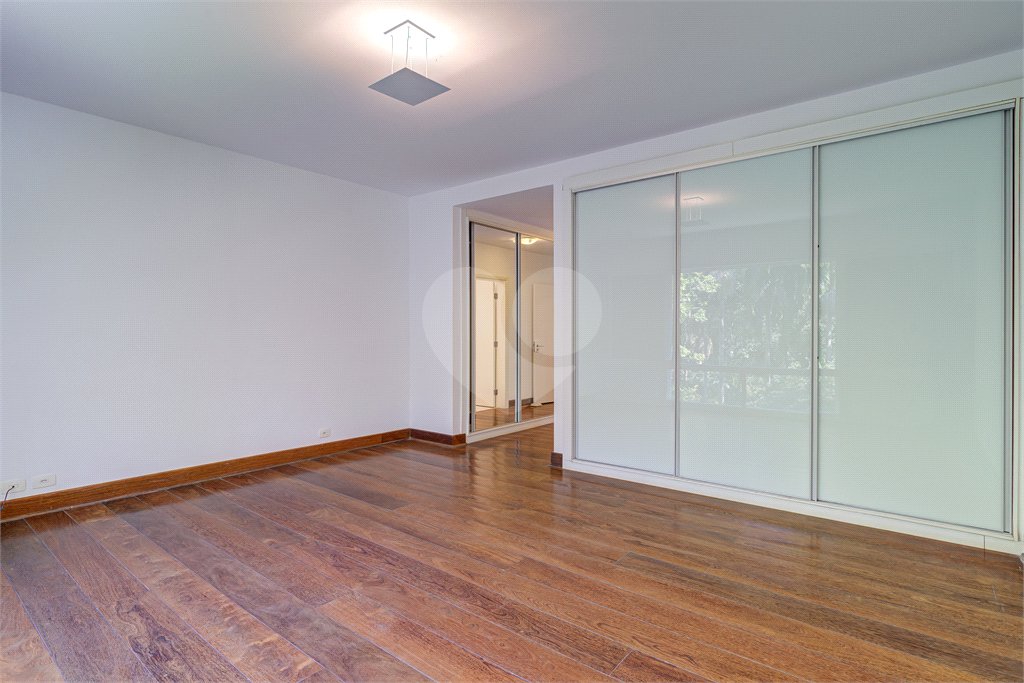Casa para alugar com 5 quartos, sendo 3 suítes, no condomínio Chácara Flora, São Paulo - SP