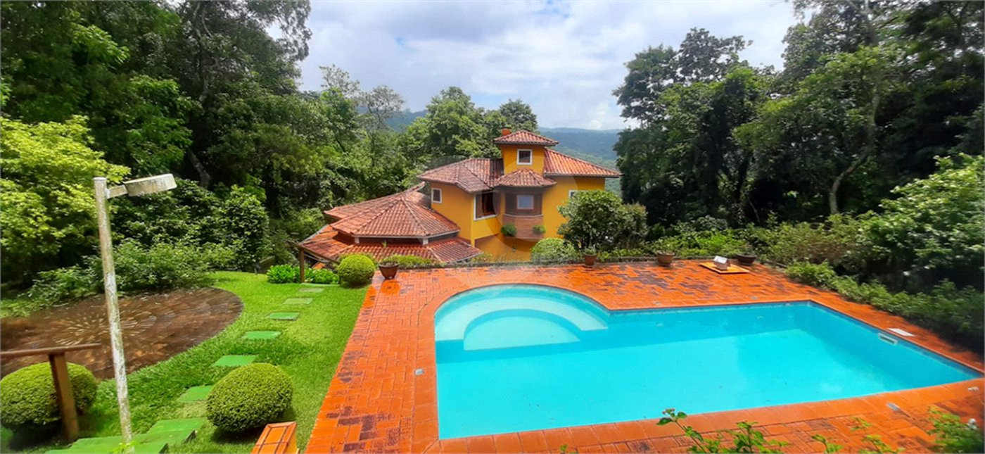 Casa à venda com 5 quartos, sendo 4 suítes, no condomínio Alpes da Cantareira, Mairiporã - SP