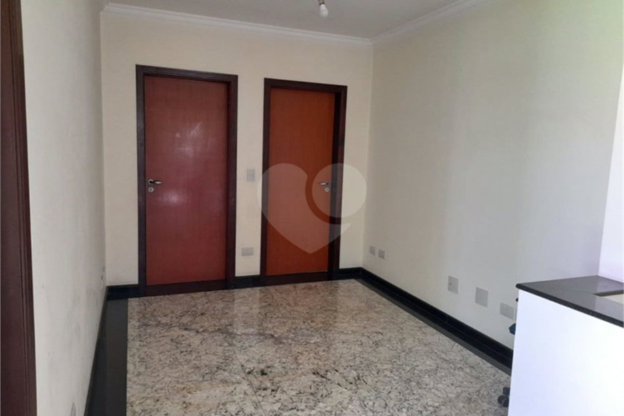 Sobrado à venda com 3 suítes em Vila Romero, São Paulo, SP
