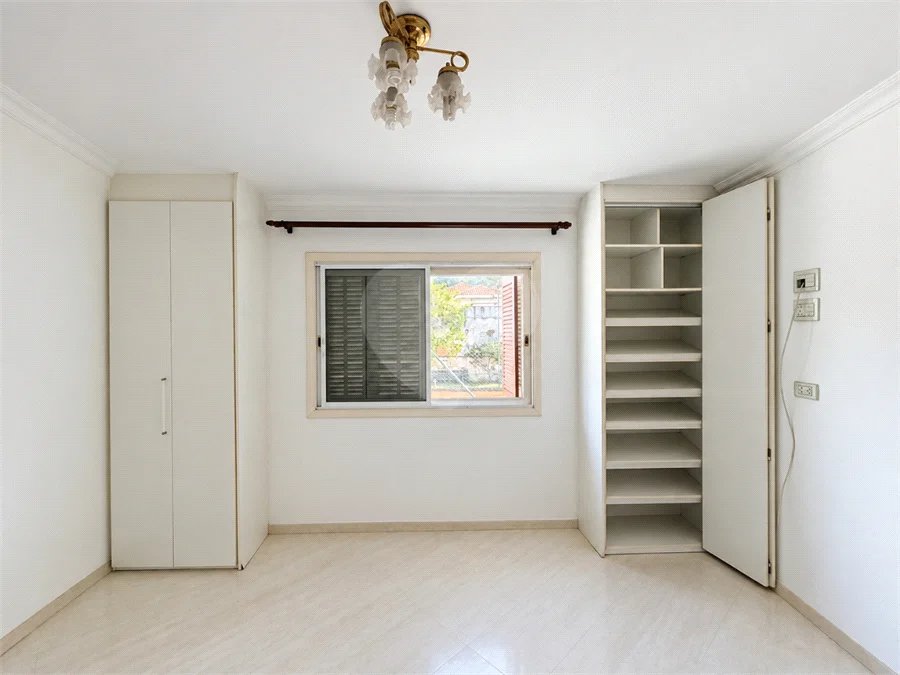 Casa à venda com 3 quartos, sendo 1 suíte, no condomínio Vila das Emboabas, São Paulo - SP