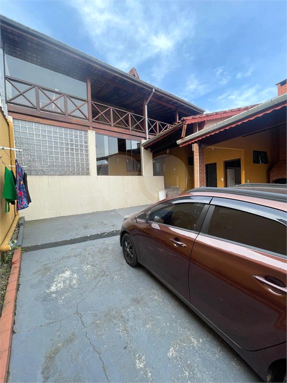 Sobrado à venda com 3 quartos, sendo 1 suíte, em Loteamento Acrísio de Oliveira Silva, Mogi das Cruzes, SP
