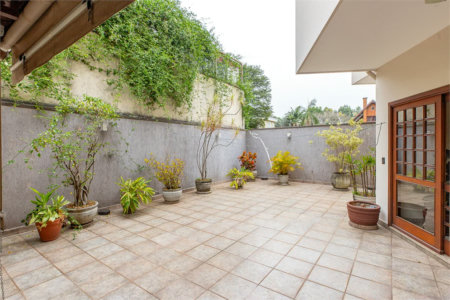 Casa à venda com 5 quartos, sendo 3 suítes, no condomínio Residencial Morumbi, São Paulo - SP
