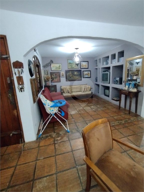 Casa à venda na Vila Mariana de 300 metros quadrados, com 3 dormitórios, 1 suíte e 2 vagas.