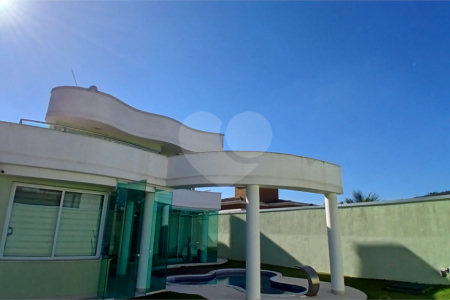 Casa à venda com 3 suítes no condomínio Figueira Garden, Atibaia - SP