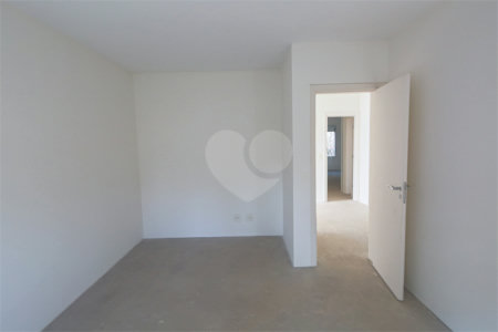Casa à venda com 4 quartos, sendo 2 suítes, no condomínio Bristol Village, São Paulo - SP